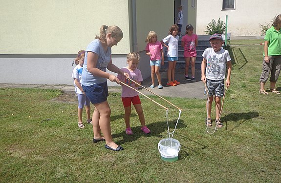 Niederleiser Ferienspiel 2012: Basteln und Spielen im Pfarrgarten